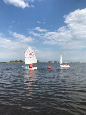 Zeilen in een Optimist HWH